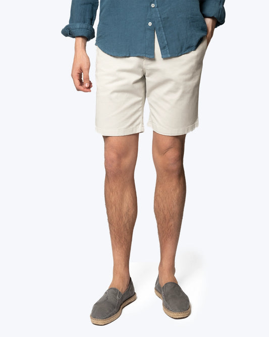 Bermudas chino en crudo de la marca Tway.