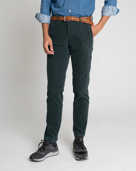Pantalón chino de pana verde de la marca Tway.