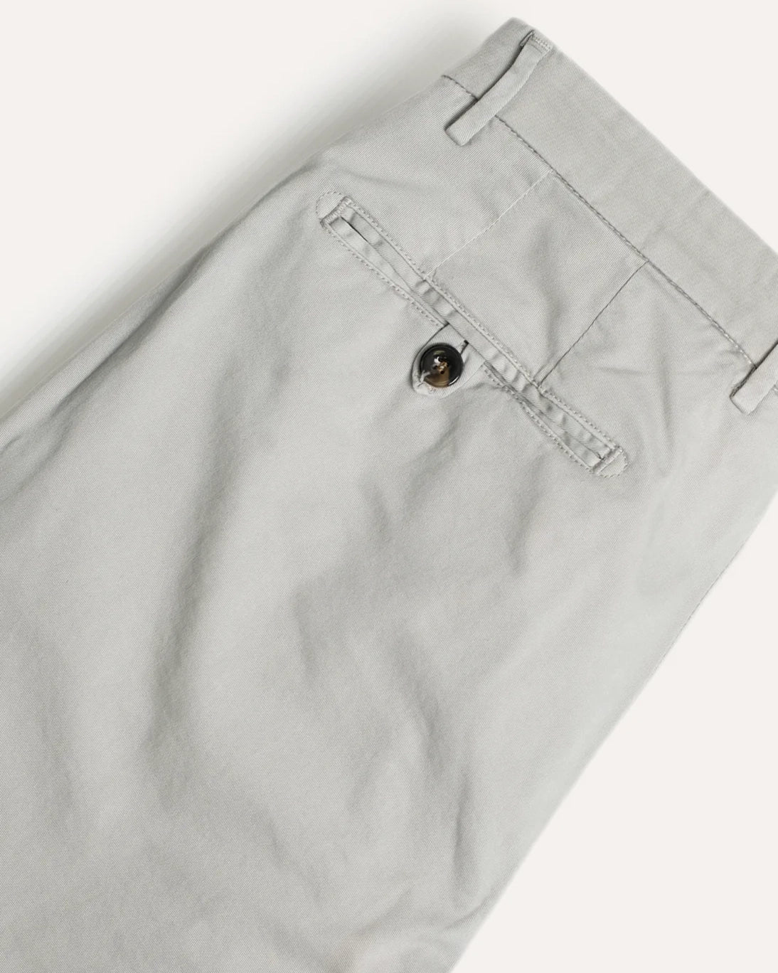 PANTALÓN CHINO GRIS