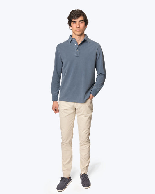 Polo azul de manga larga de la marca Tway.