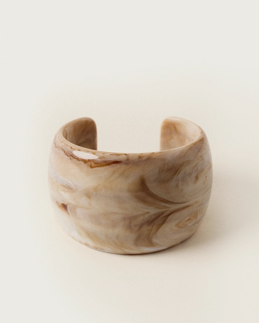 Pulsera ancha de resina con efecto marmoleado en color blanco, de Sessun.