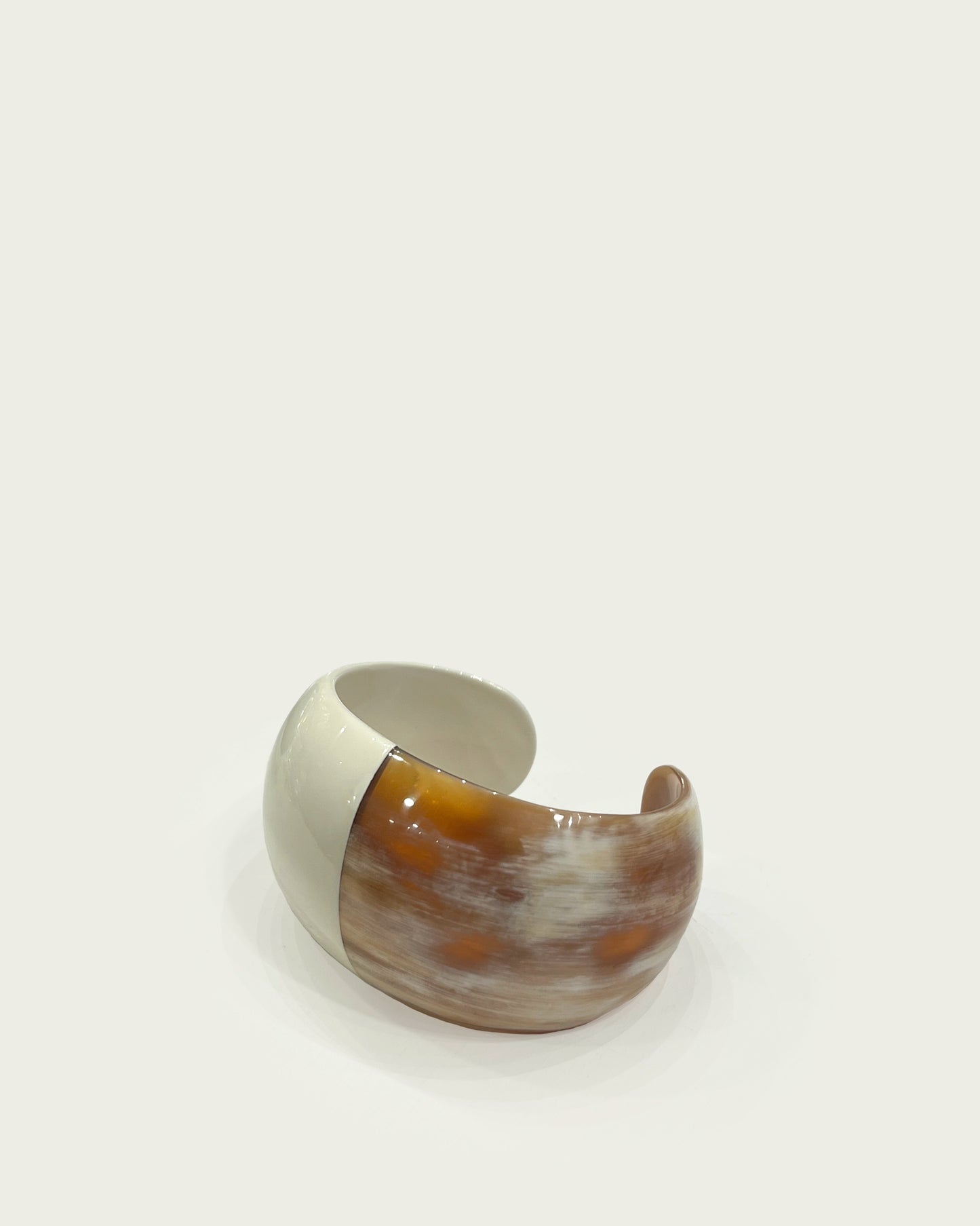 BRAZALETE CUERNO ASTA BLANCA Y CARAMELO
