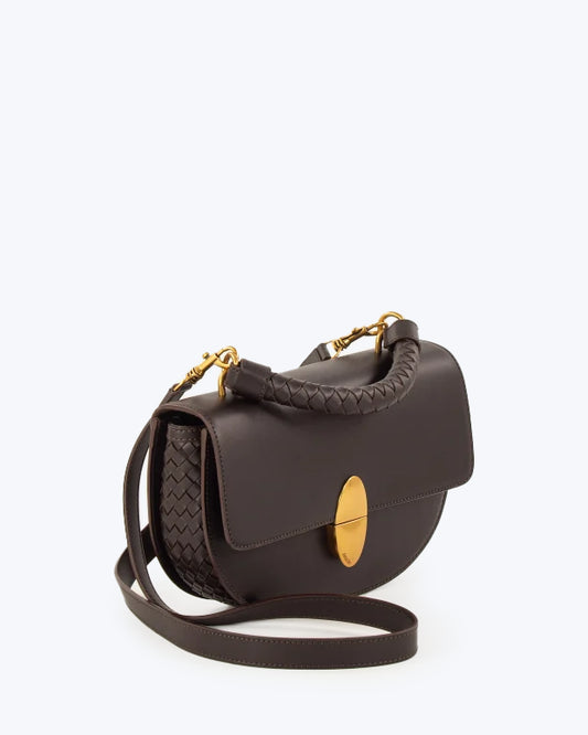 Bolso en forma de media luna en piel de vacuno, de la firma francesa Sessun