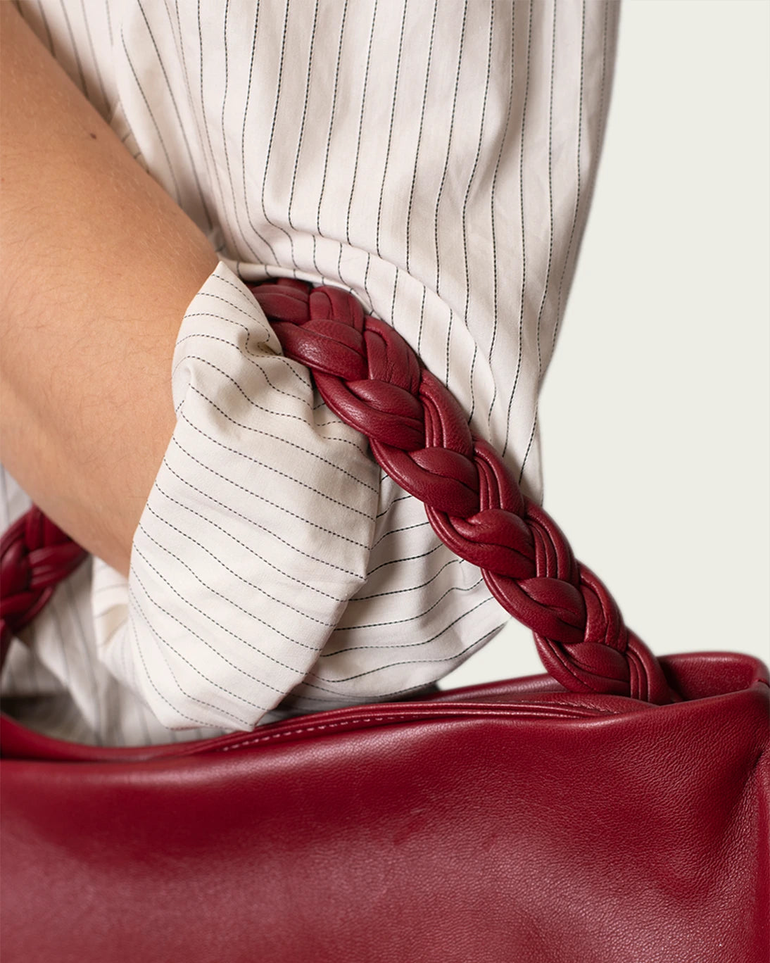 BOLSO DE HOMBRO ASA TRENZADA GRANATE 34X19CM