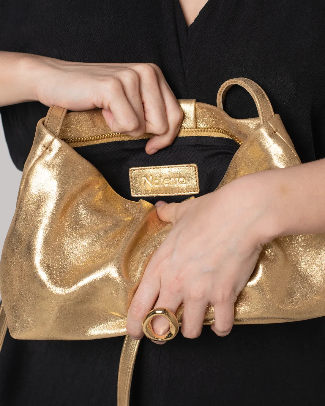 BOLSO PIEL MAYA DORADO 27X17CM