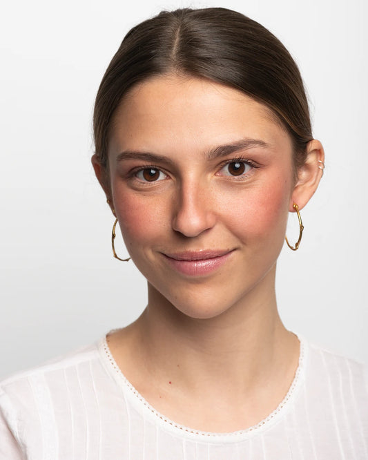 Pendiente dorado de aro Apia