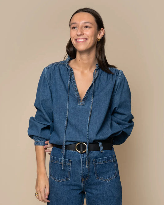 Blusa Salsa de Grace & Mila. El corte es recto y el cuello tiene forma de V. Las mangas son algo abullonadas con ribetes.