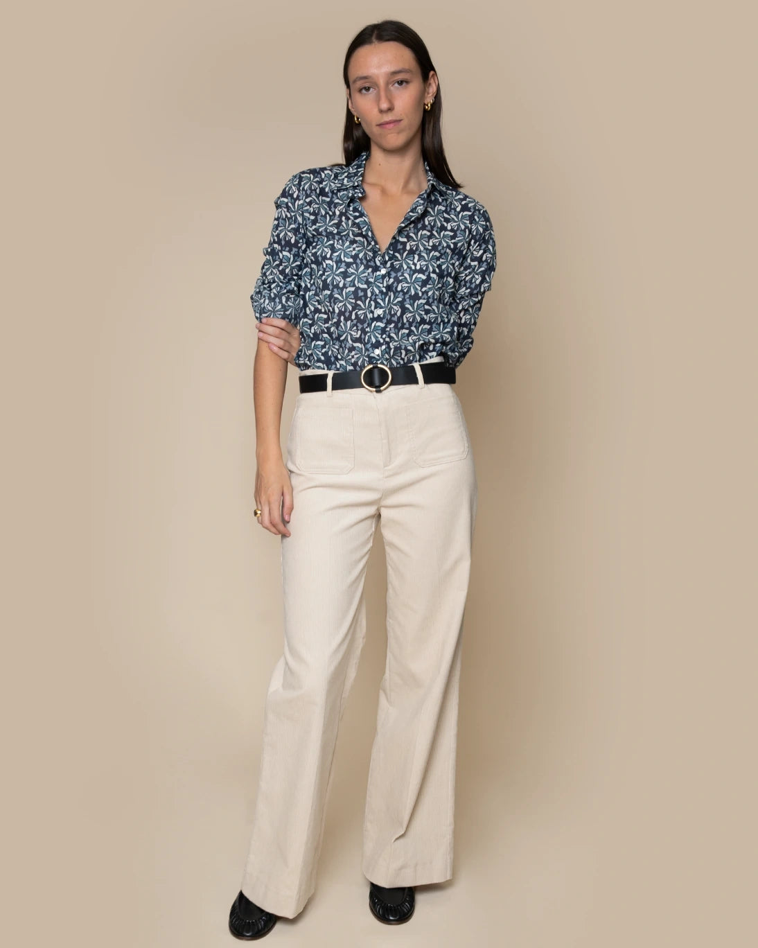 Pantalón blanco con bolsillo de parche.