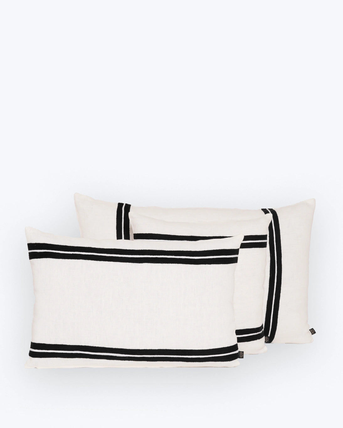 ALMOHADÓN DE RAYAS NEGRAS