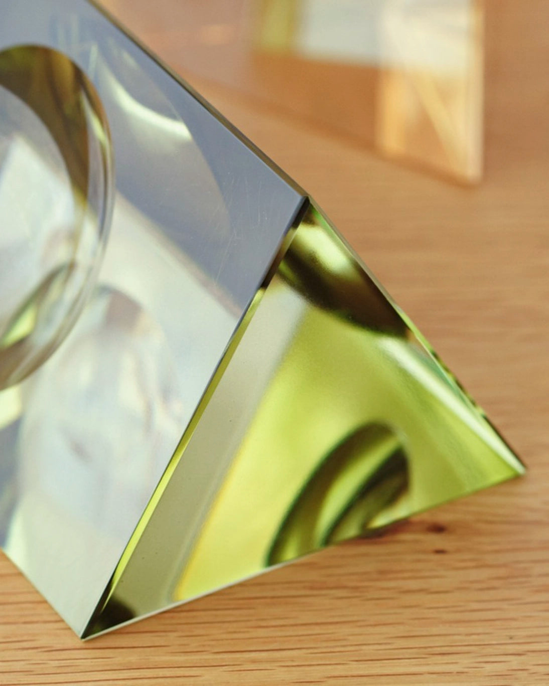 GLASS SCULPTURE 8.5X9.3X15.3 CM