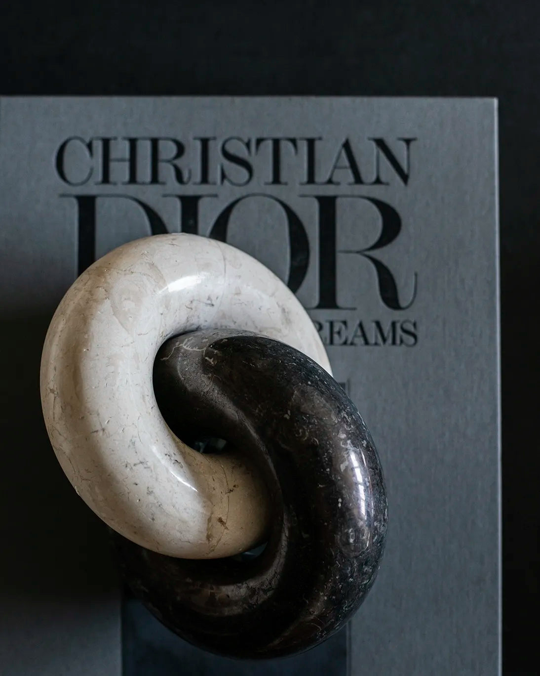 FIGURE TWO RINGS 21X17X11 CM