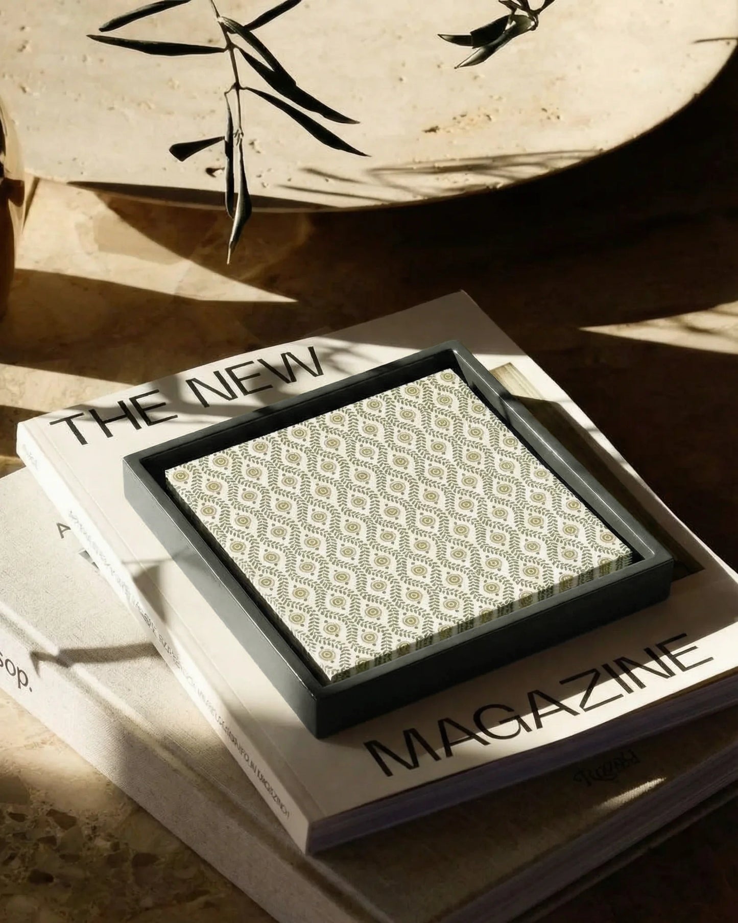 BANDEJA LACADA GRIS 20X20CM