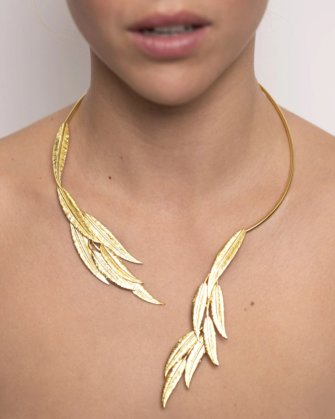 Rigid necklace apia leaves MBG00574