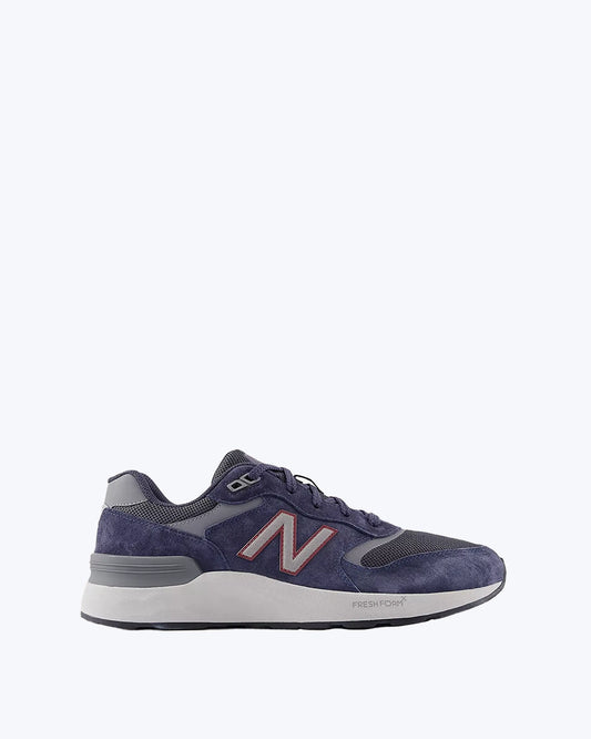 Zapatilla azul marina de hombre de la marca New Balance.