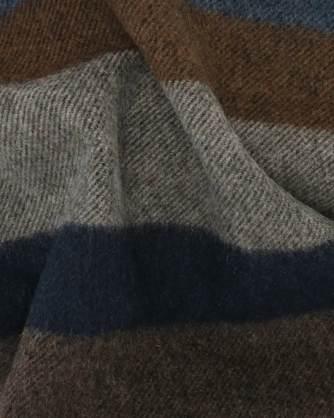 BUFANDA MARRÓN CON RAYA AZUL Y GRIS