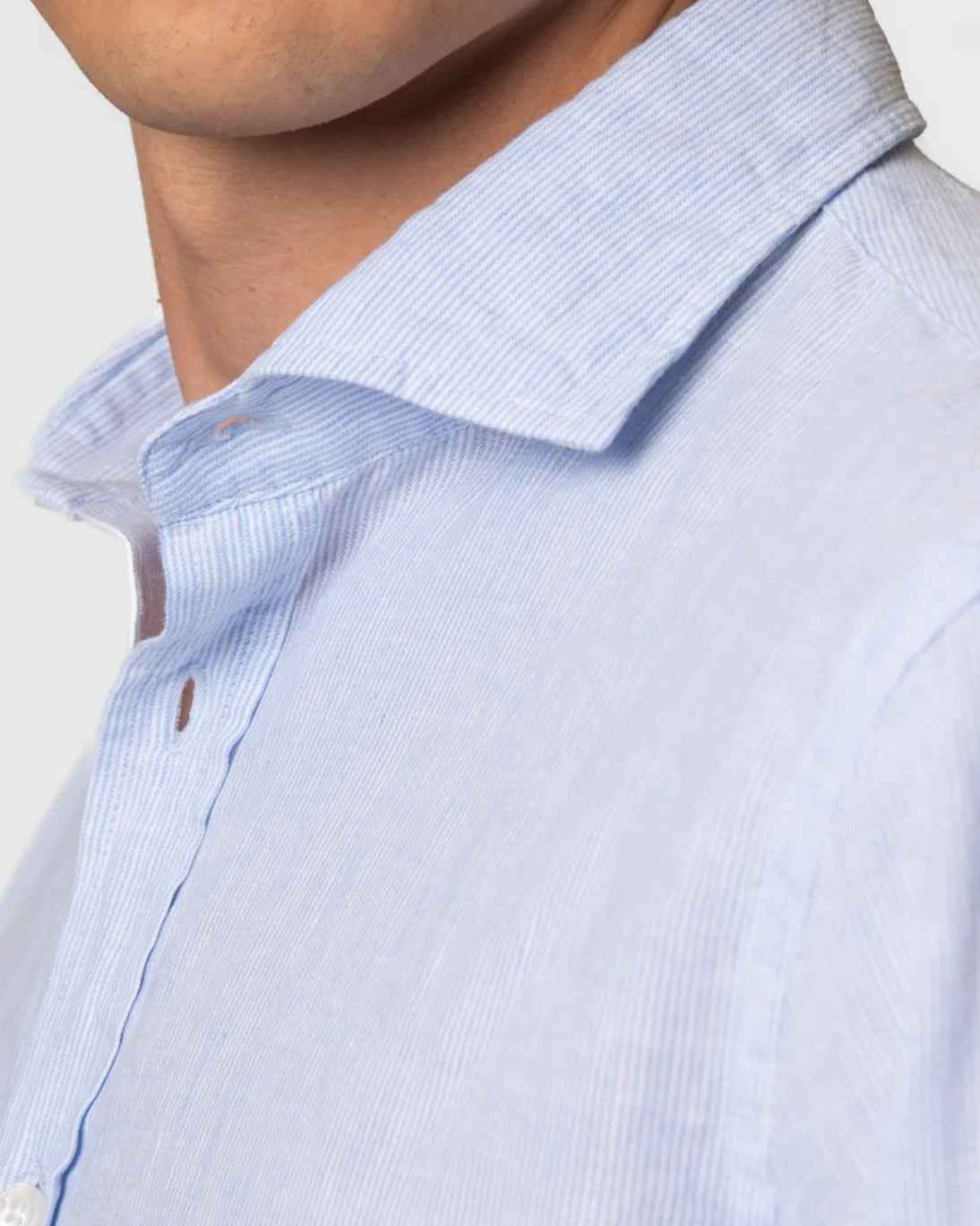 Camisa de rayas azules y blancas de la marca Tway.