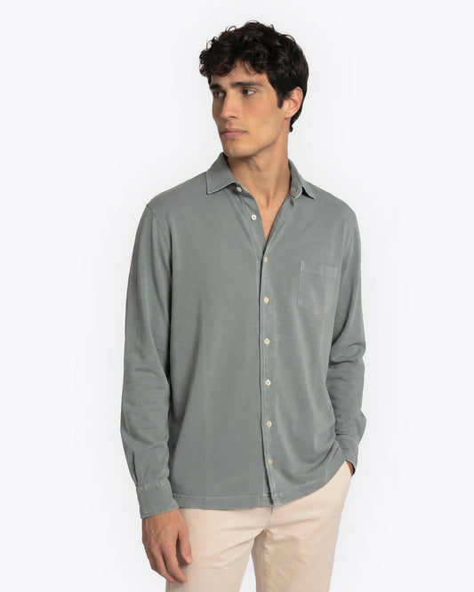 CAMISA CON BOLSILLO VERDE GRISACEA