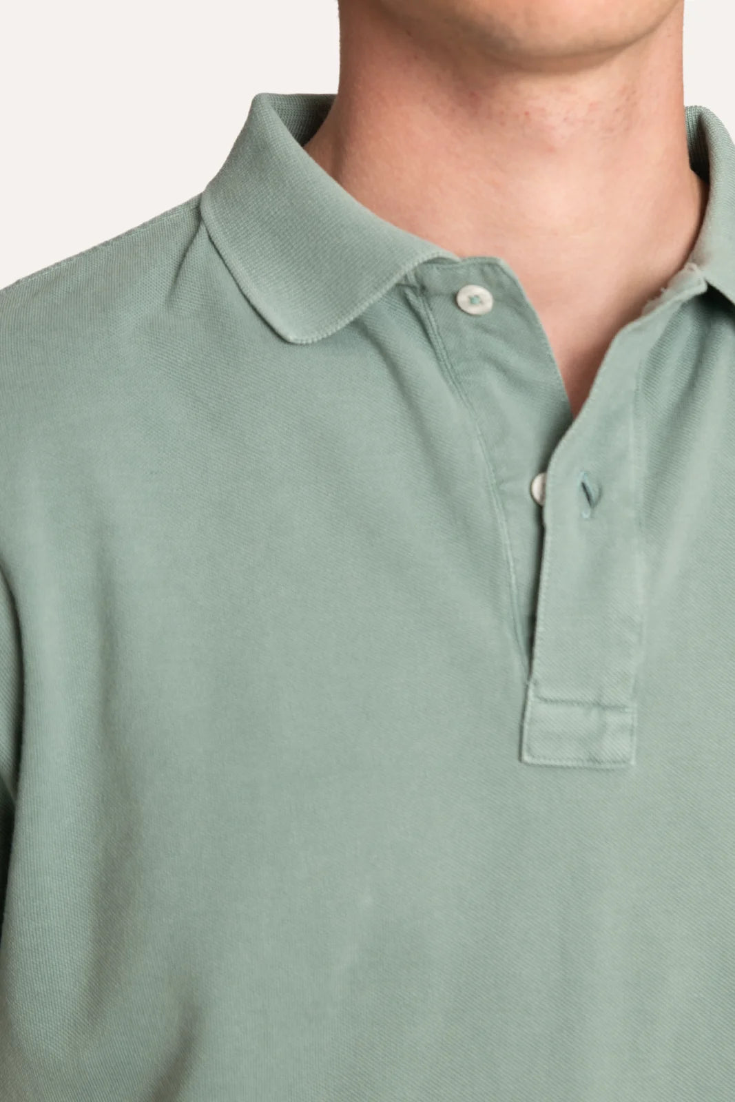 Polo manga corta verde de la marca Tway.
