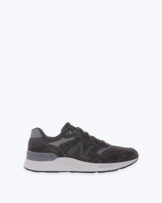 Zapatilla gris de hombre de la marca New Balance