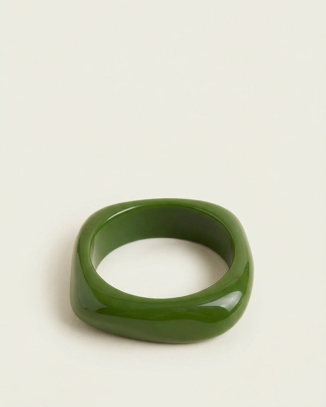 Pulsera cuadrada verde de la marca Apia.