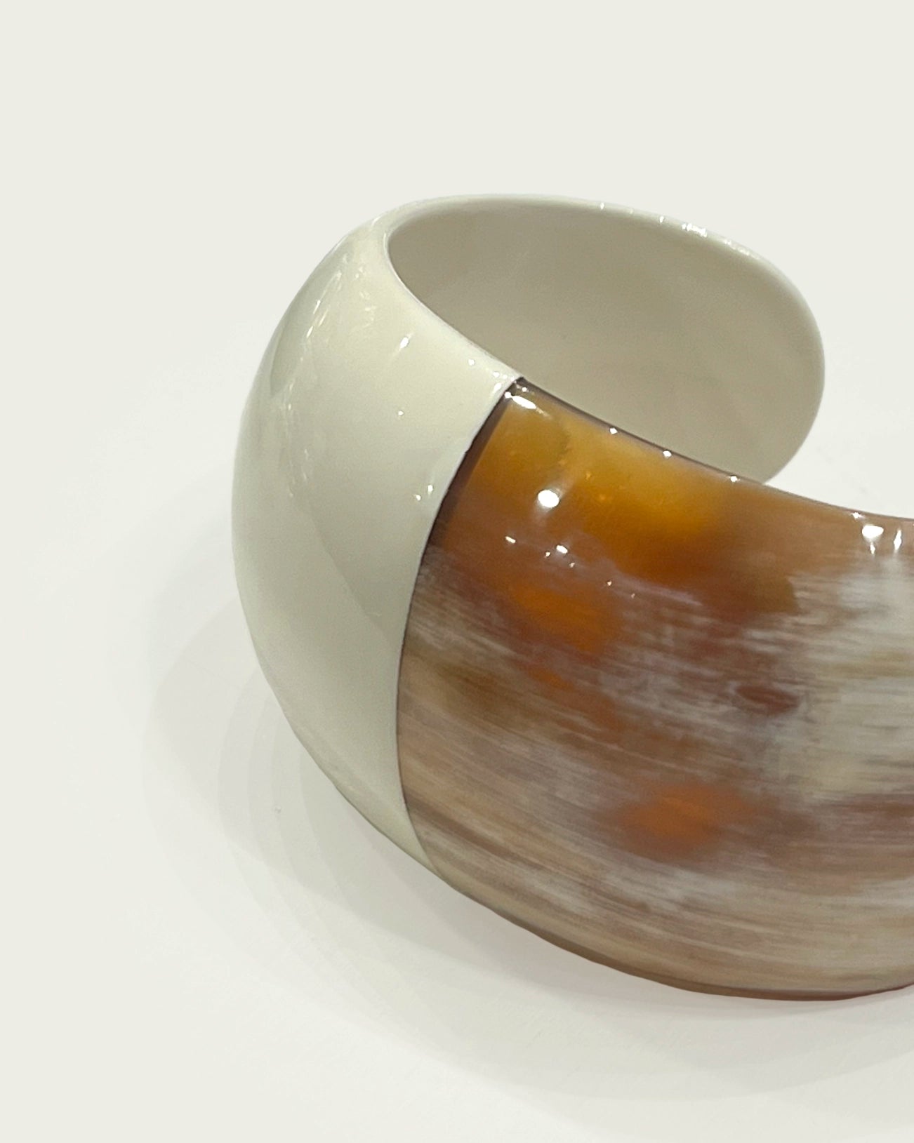 BRAZALETE CUERNO ASTA BLANCA Y CARAMELO