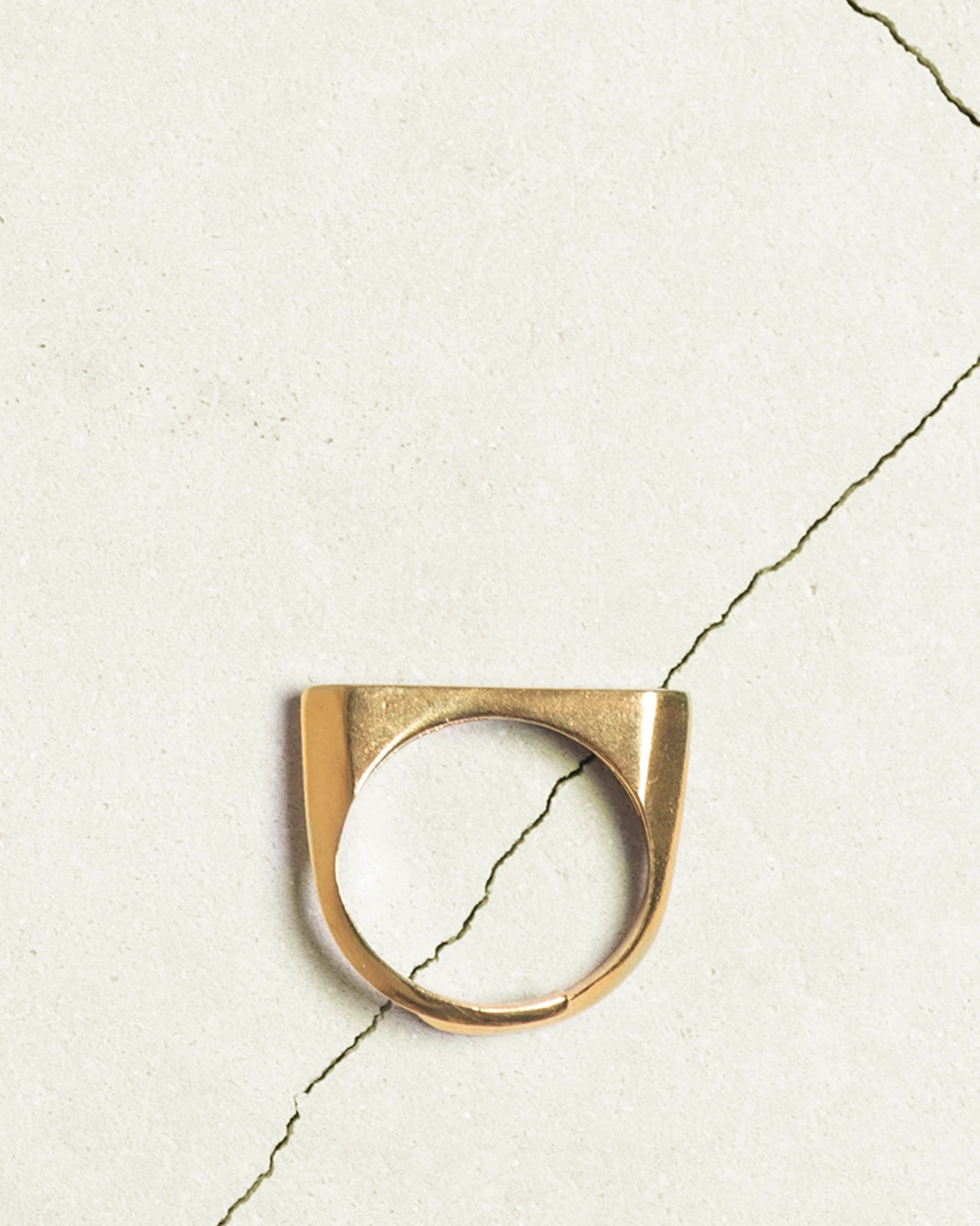 GOLD RING WITH CRYSTALS