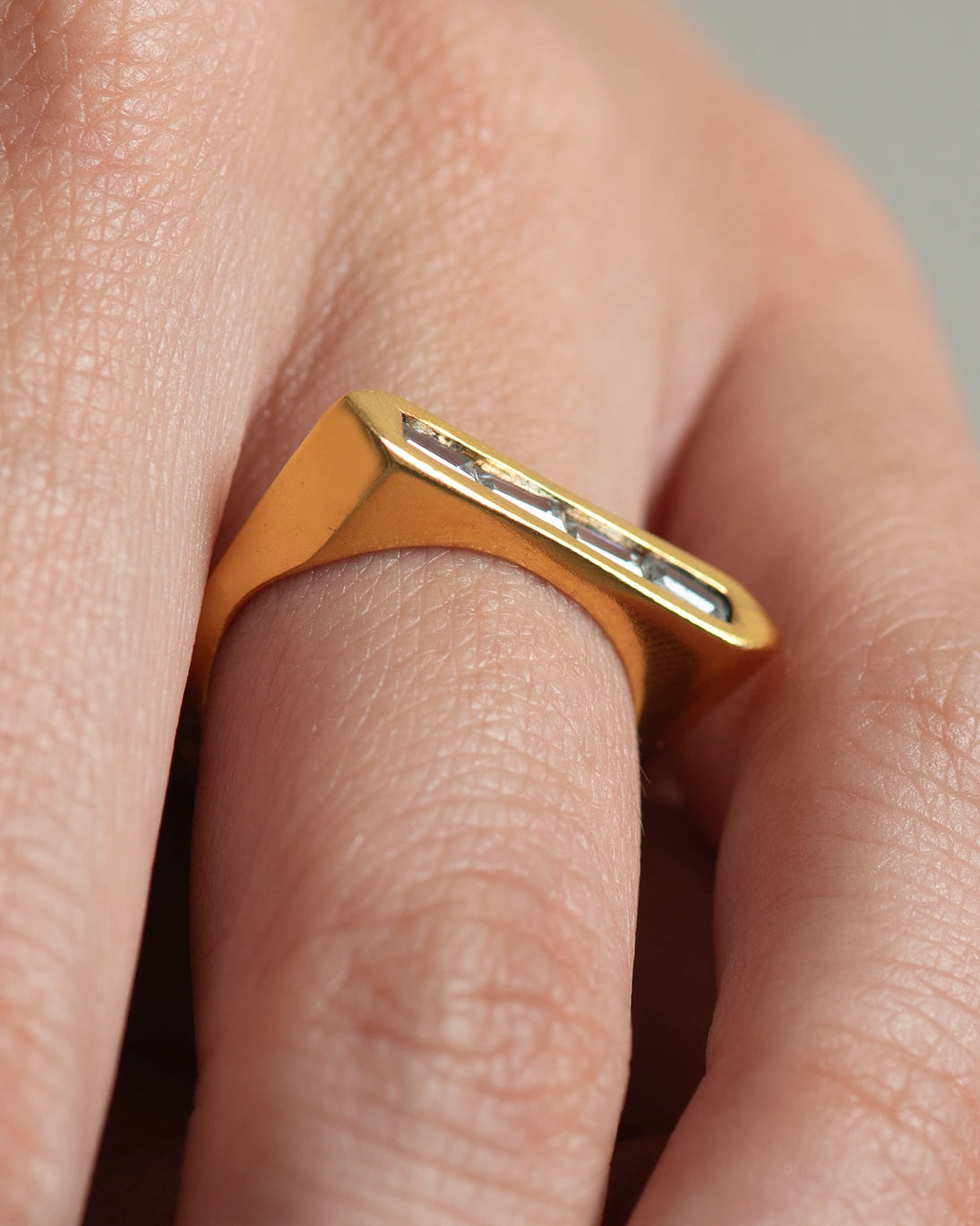 GOLD RING WITH CRYSTALS