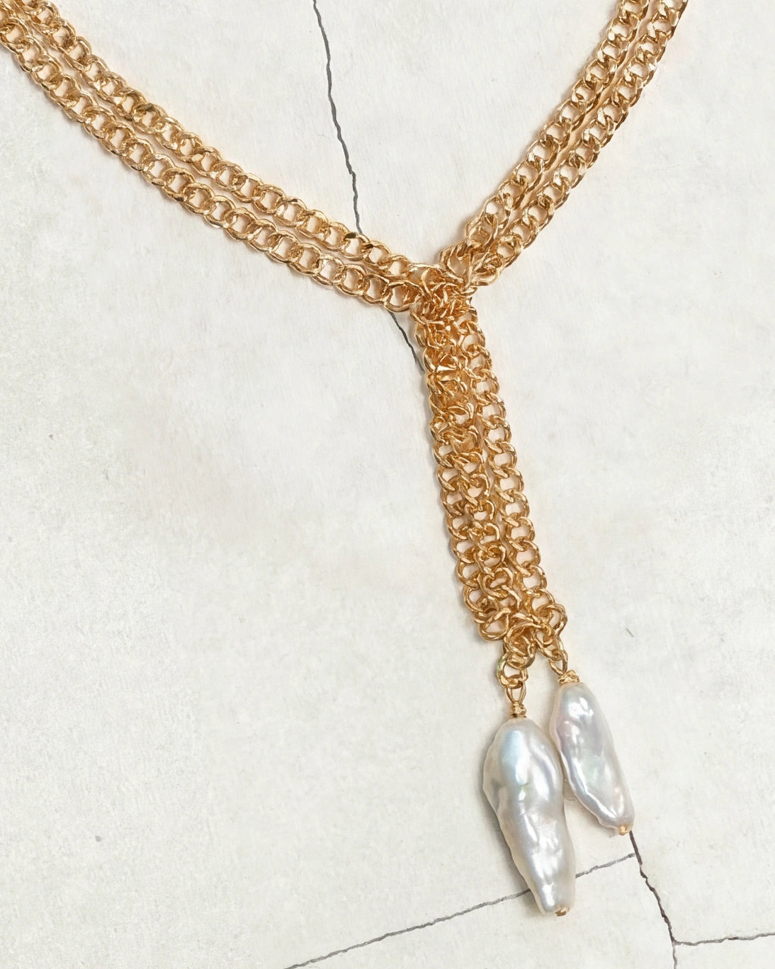 GOLD NECKLACE WITH PEARLS