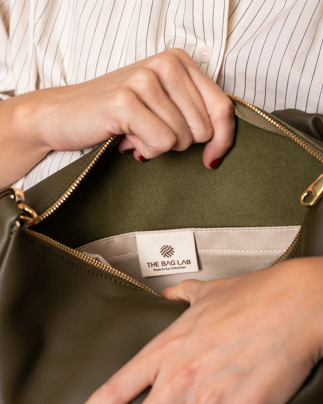 BOLSO MINI GONDOLA CAQUI 29X23CM