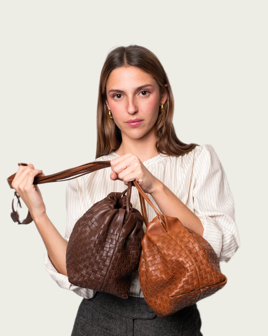 BOLSO SACO TRENZADO CHOCOLATE 20X17CM