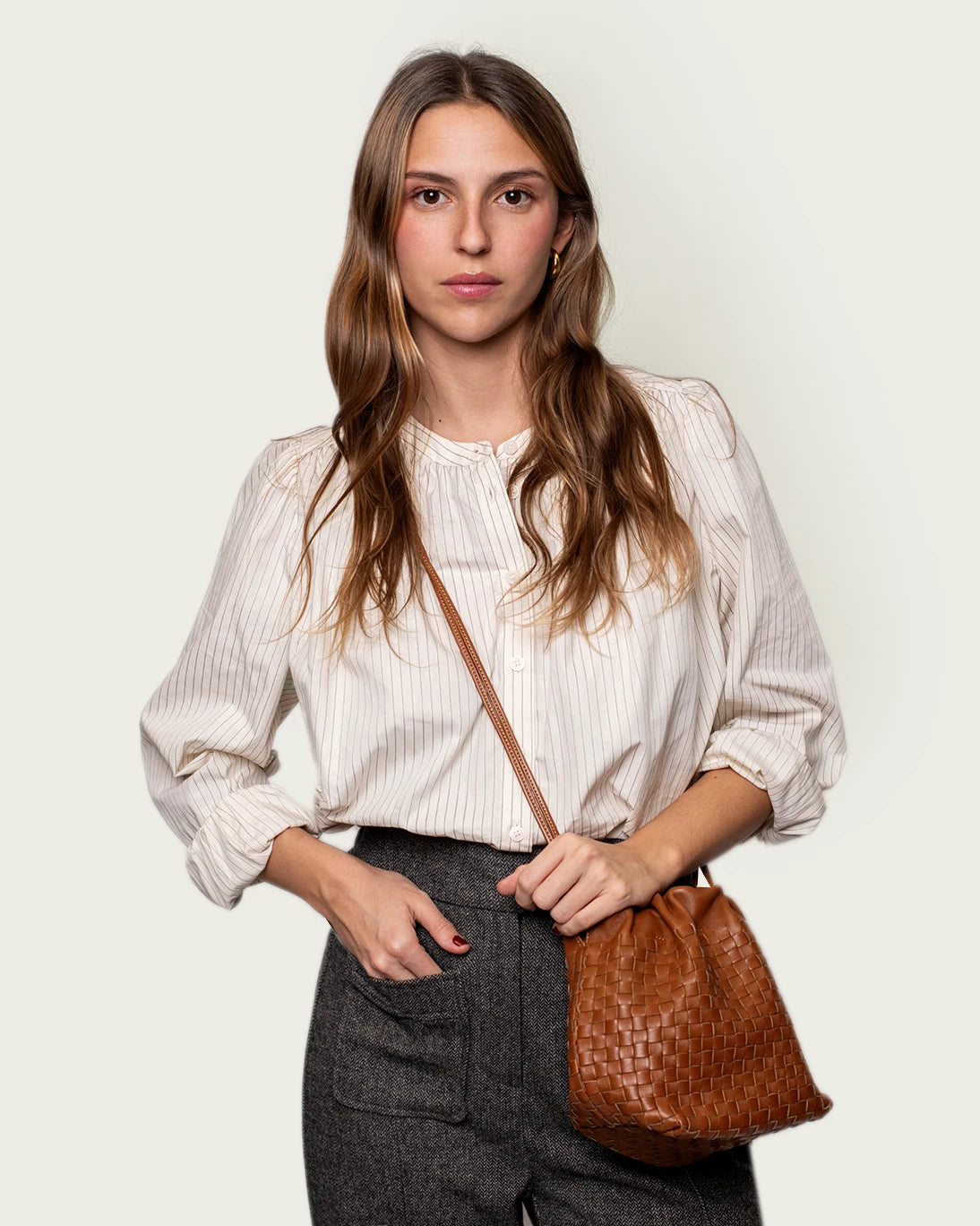 BOLSO SACO TRENZADO COGNAC 20X17CM