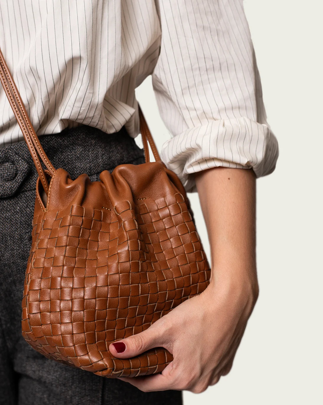 BOLSO SACO TRENZADO COGNAC 20X17CM