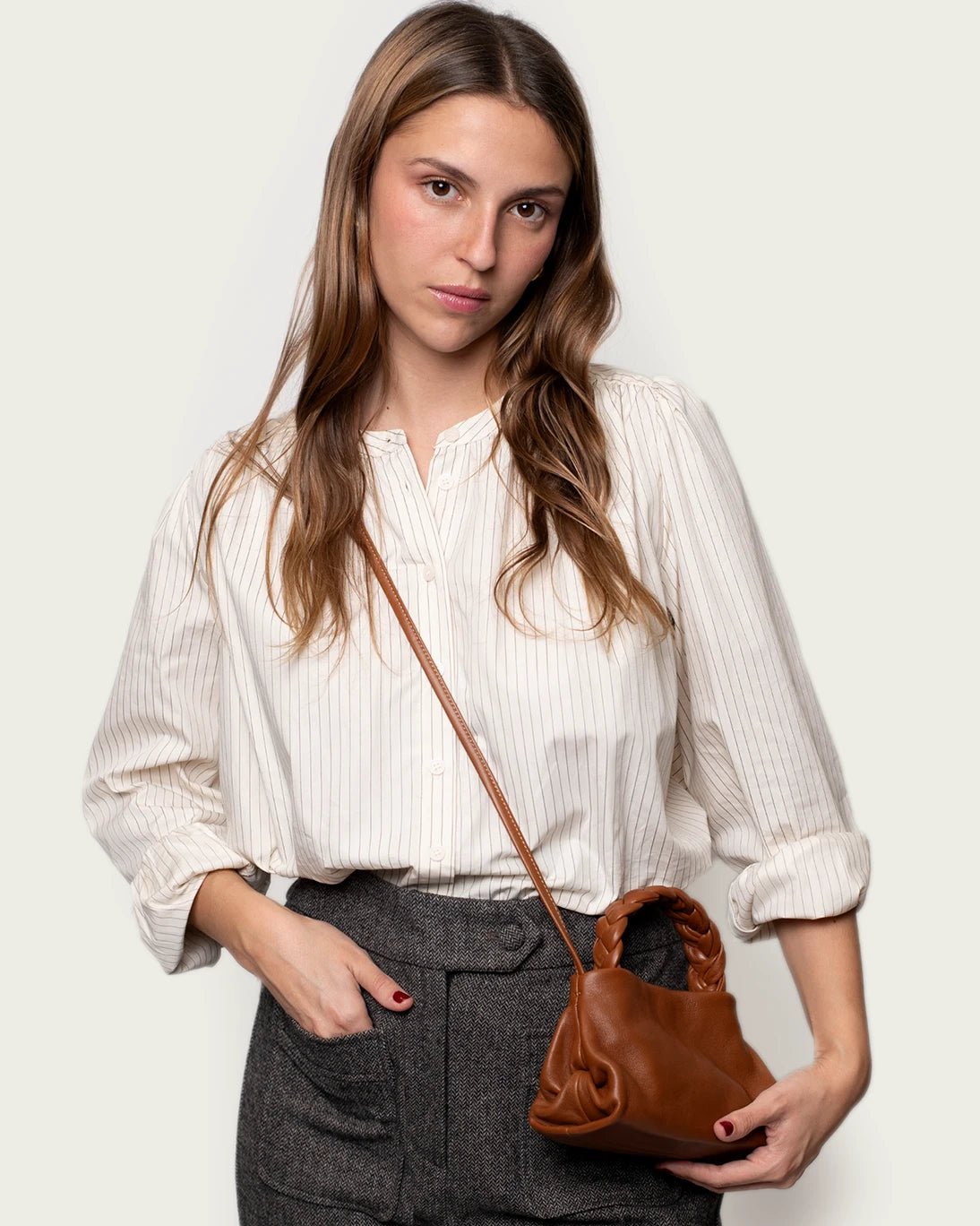 BOLSO DE MANO ASA TRENZADA COGNAC 19X11CM