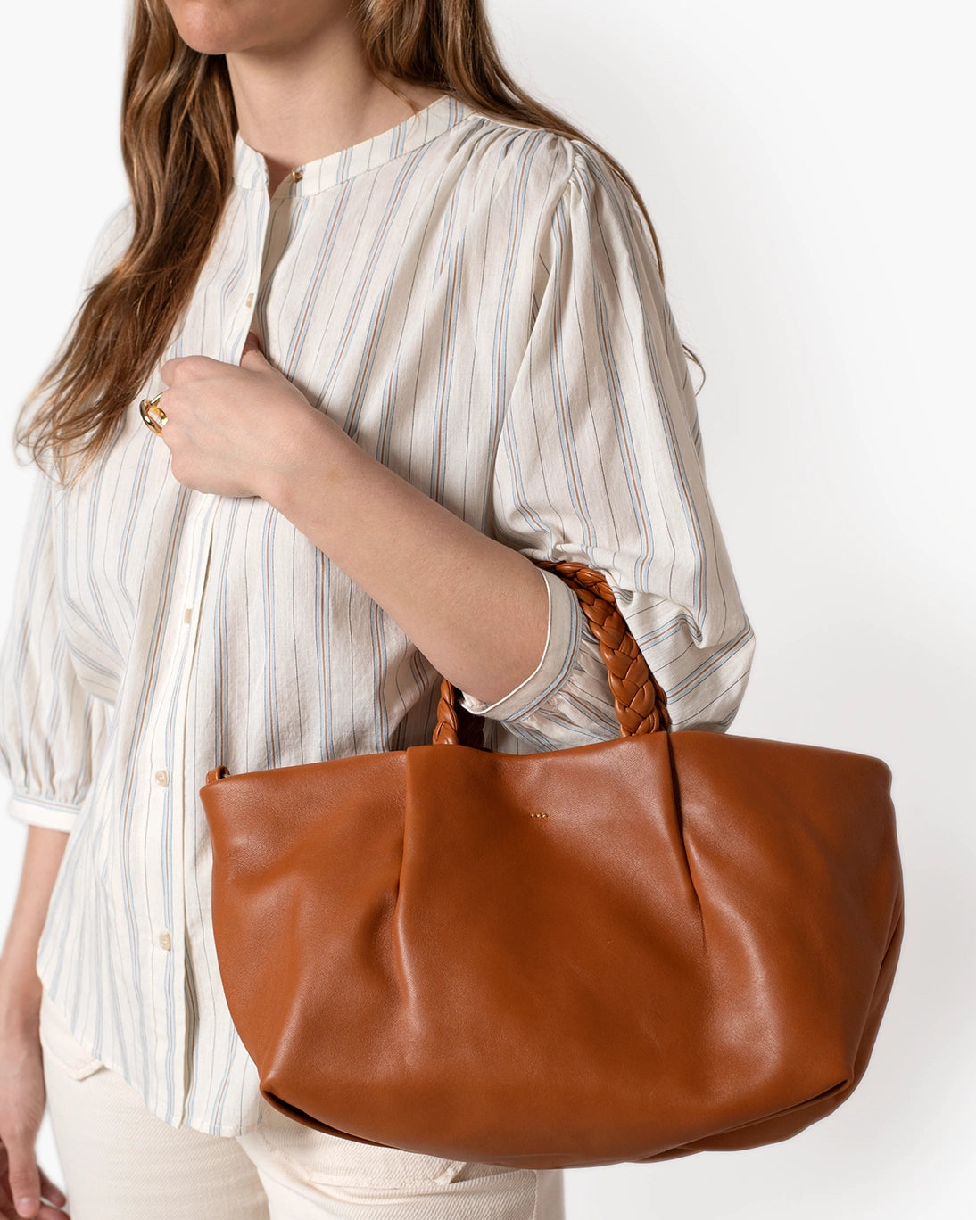 BOLSO DE PIEL DINA CARAMELO 40X18X18CM