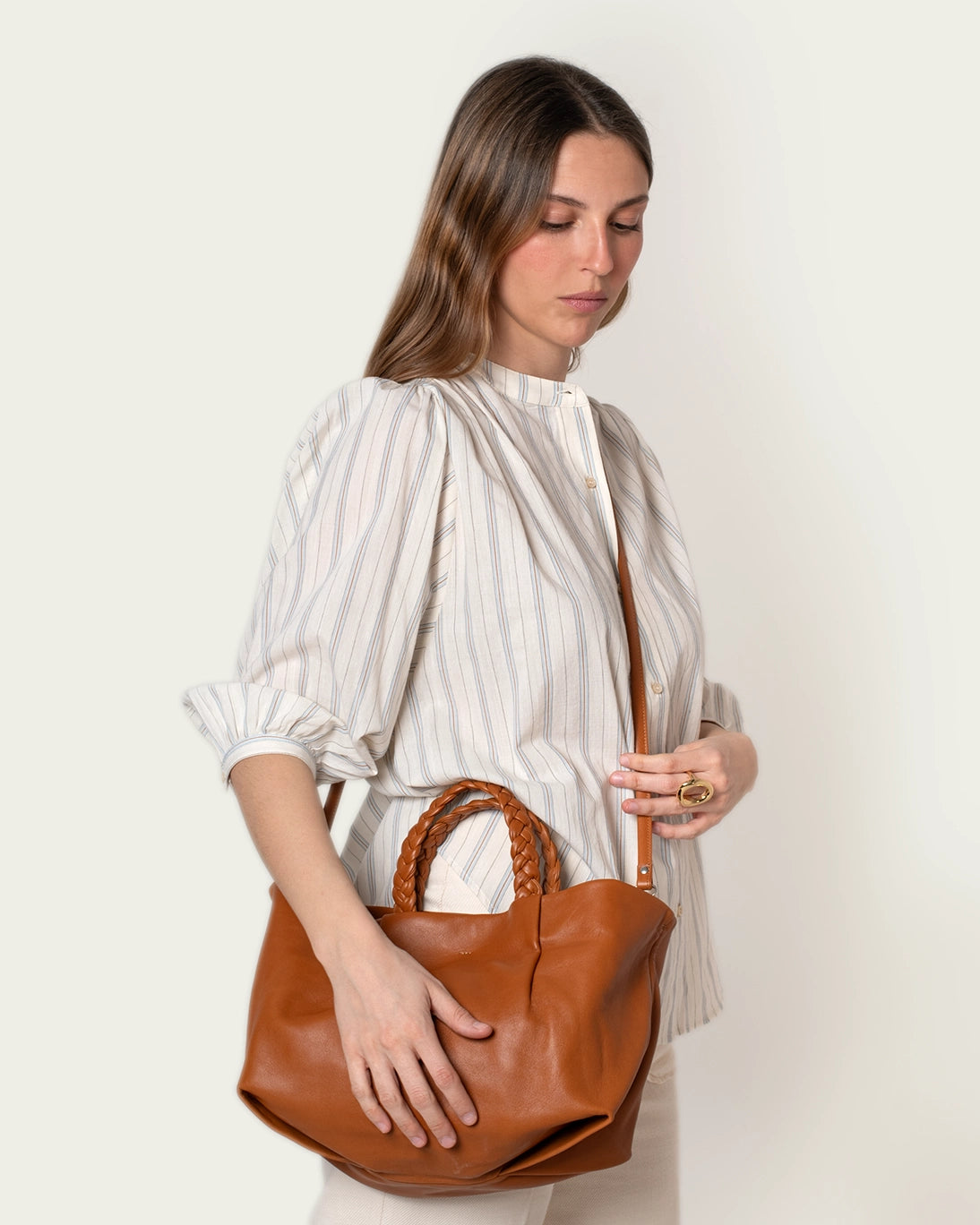 BOLSO DE PIEL DINA CARAMELO 40X18X18CM