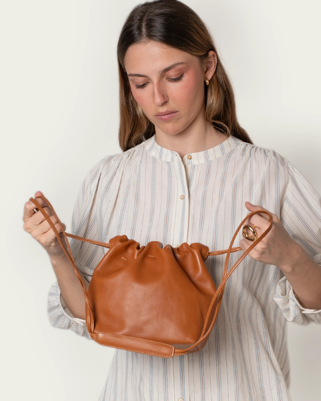 BOLSO SACO DE PIEL HUDA CARAMELO 20X17 CM