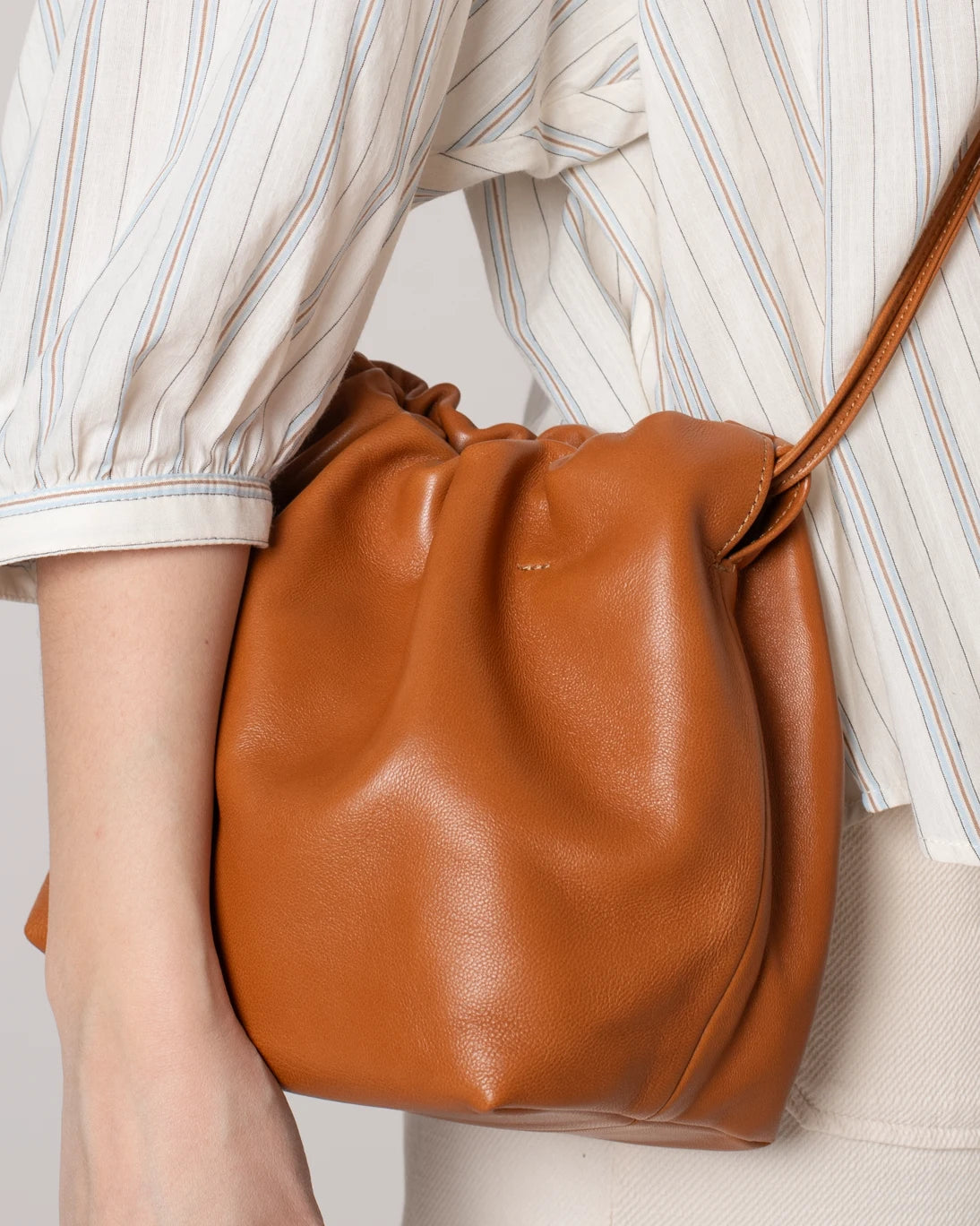 BOLSO SACO DE PIEL HUDA CARAMELO 20X17 CM