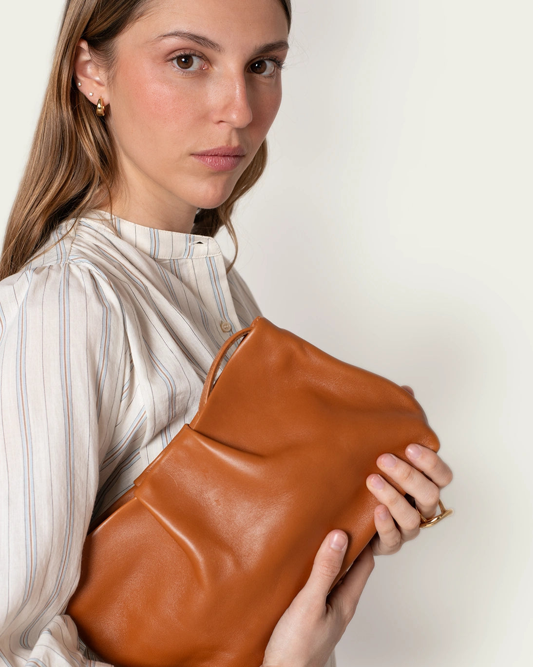 BOLSO PIEL MAYA CARAMELO 27X17CM
