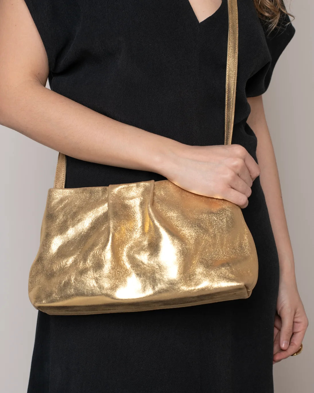 BOLSO PIEL MAYA DORADO 27X17CM