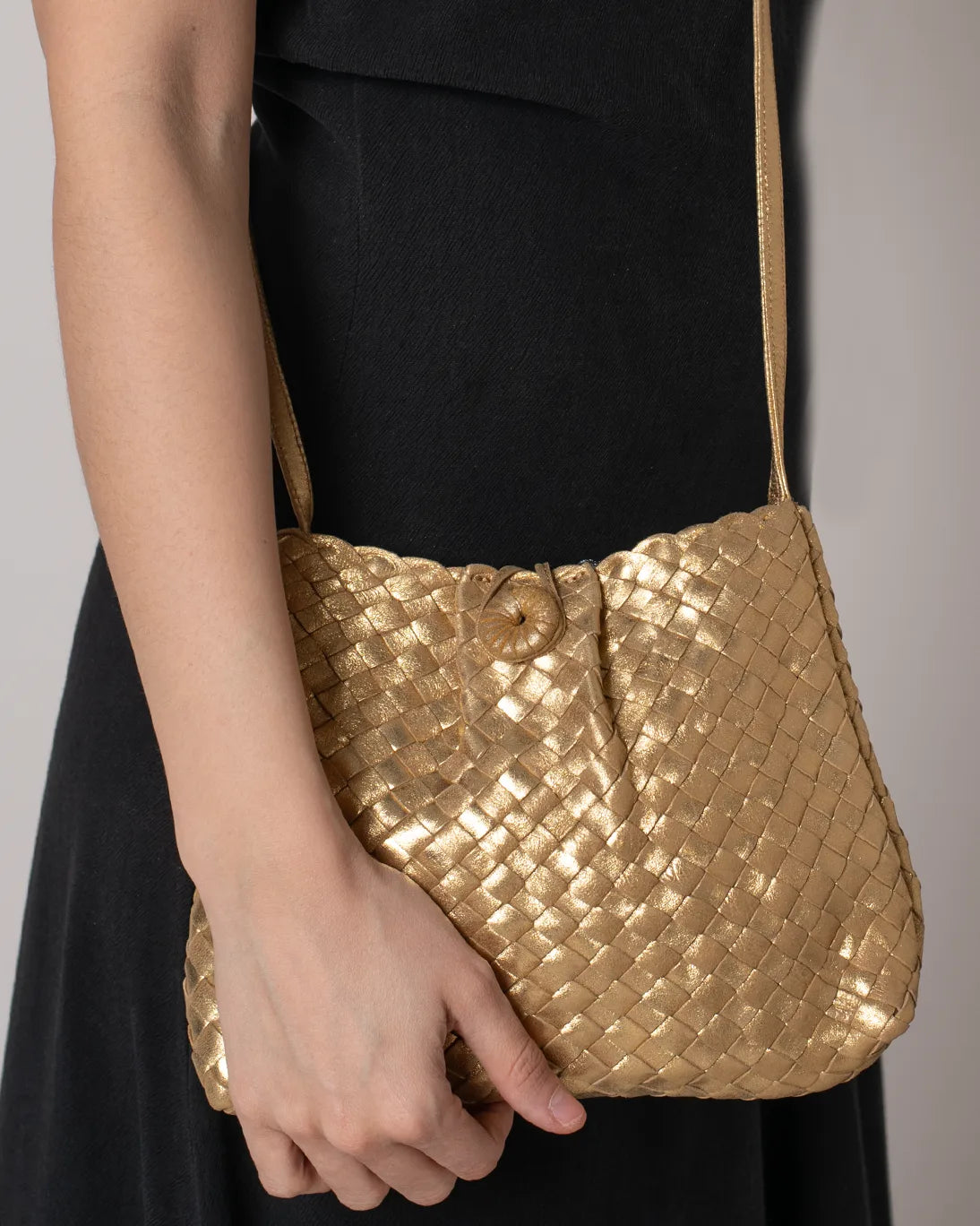 BOLSO DE PIEL LIZA DORADO 25X18X5CM