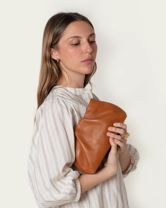 BOLSO CARTERA DE PIEL AIKO CARAMELO 22X13CM