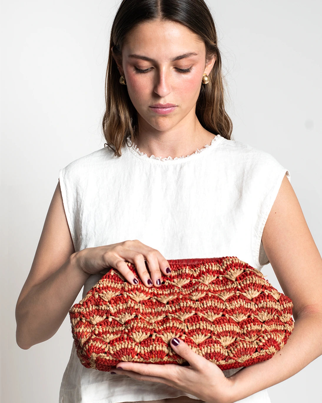 BOLSO EN RAFIA NATURAL Y ROJO 33X22 CM