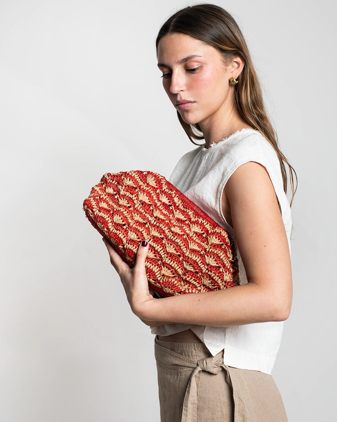 BOLSO EN RAFIA NATURAL Y ROJO 33X22 CM