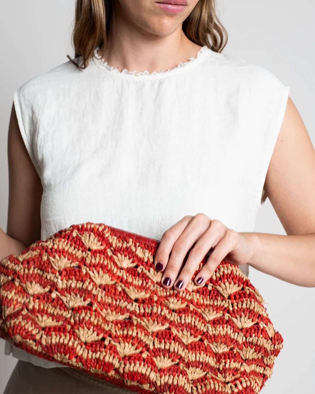 BOLSO EN RAFIA NATURAL Y ROJO 33X22 CM