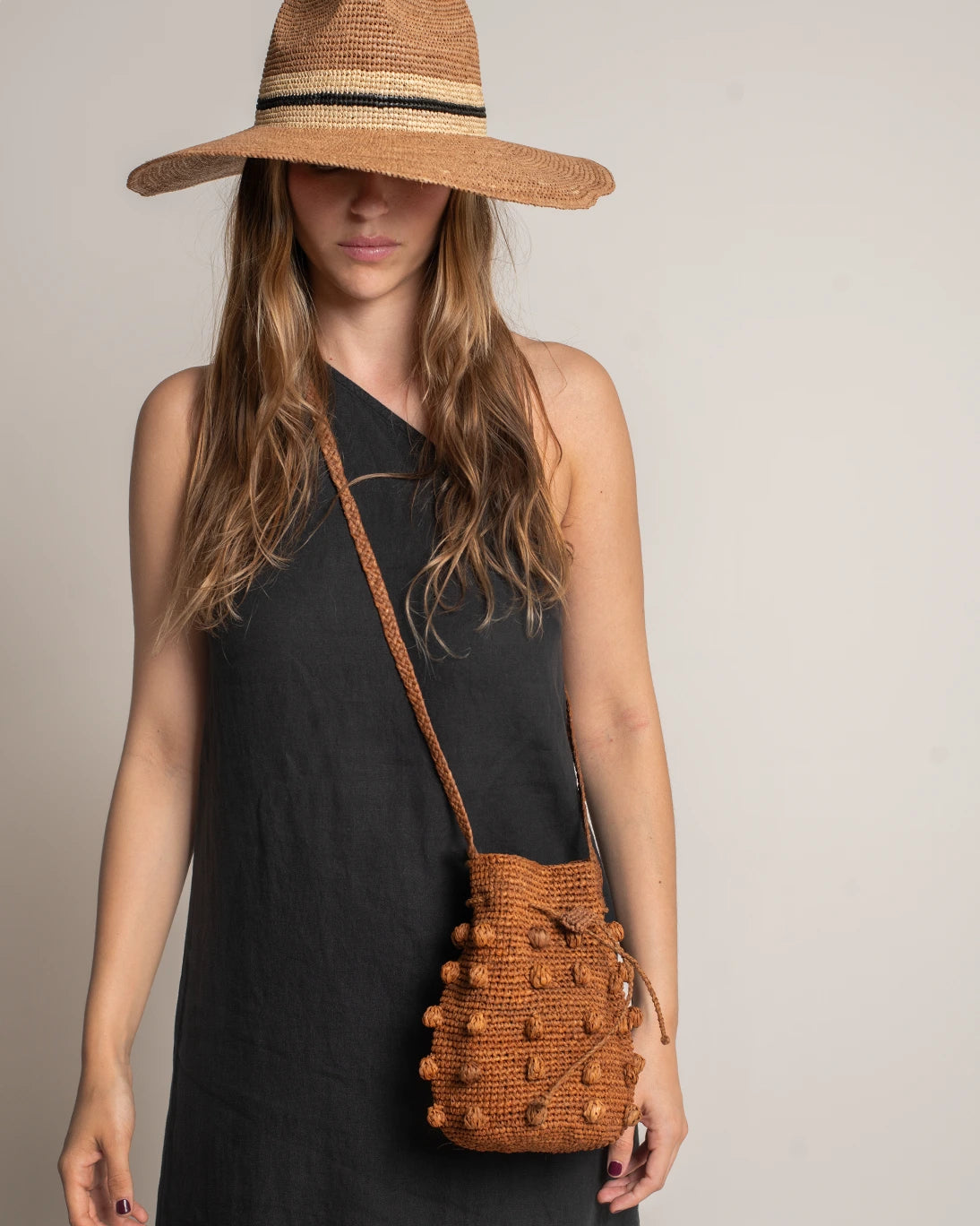 BOLSO BOMBONERA RAFIA CAMALAYA 21X15 CM