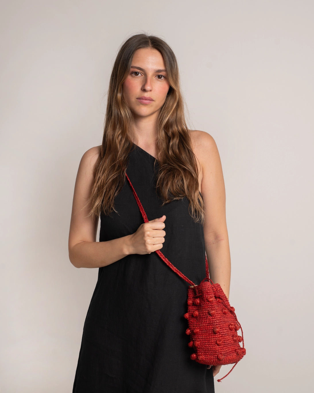 RED RAFFIA BUCKET BAG