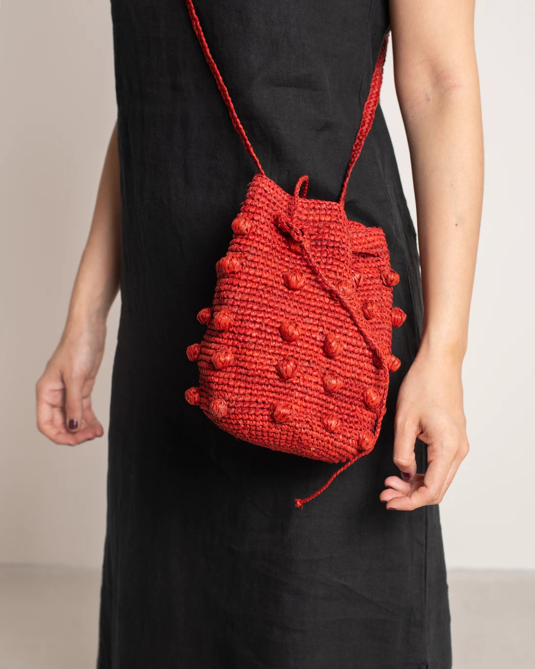 RED RAFFIA BUCKET BAG