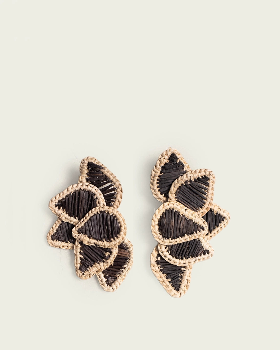 PENDIENTES PETALOS NEGROS Y BEIGE
