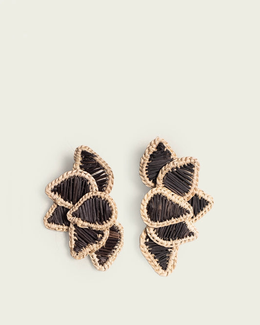 PENDIENTES PETALOS NEGROS Y BEIGE