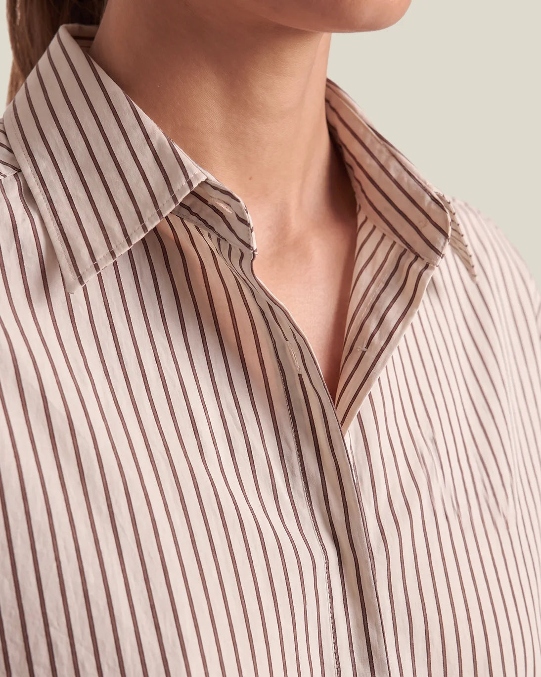 CAMISA COSMA RAYAS BLANCAS Y MARRONES